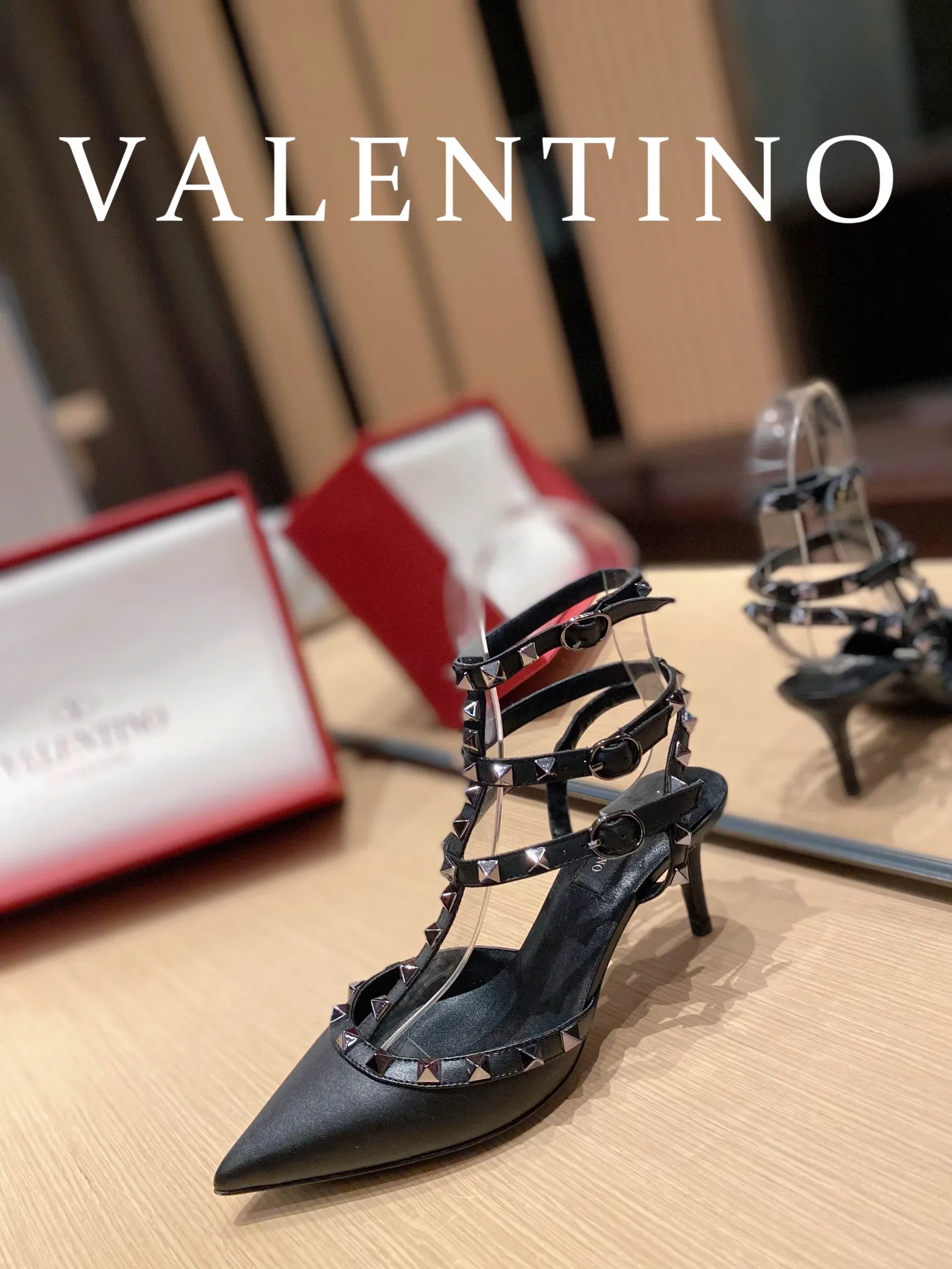 P👟👟Ex-factory price 560👟👟 Women's shoes, women's clothing 𝙑𝙖𝙡𝙚𝙣𝙩𝙞𝙣𝙤/Valentino𝙑𝙏 🎁Latest colors😍ʚ😊ɞ has been an Italian national treasure brand since the 1960s. Timeless and deeply rooted in people's hearts❤ Never out of date. One of the must-have items 〰 ɪɴѓᴏʀᴍᴀᴛɪᴏɴ 〰♡ There are many colors for you to choose from💝Original molded electric rivets (non-oxidized) High-end customized imported cowhide➠Mirror patent leather❗️Details in place🆚Exclusive color card💯Comfortable sheepskin lining✅Imported Italian leather outsole🇮🇹 Size: 35-39 (34.40.41.4👟👟Ex-factory price 4) Also customized♡♡ Heel height: ➠6.5cm